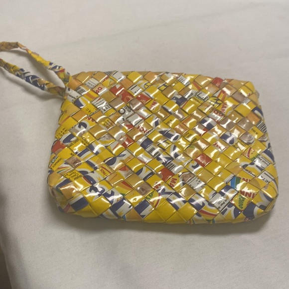 Half the sky designs rebagz recycled woven candy wrapper wristlet size 7x5.5 - Picture 2 of 5